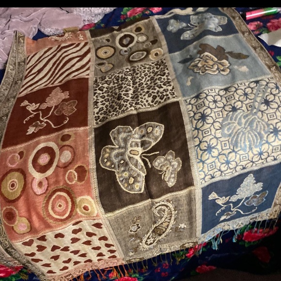 Beautiful Huge Pashmina Scarf - Picture 2 of 5